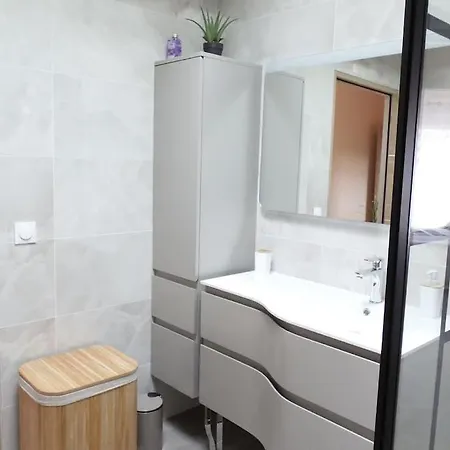 O Chris: Spacious Marseille Retreat With Terraces And