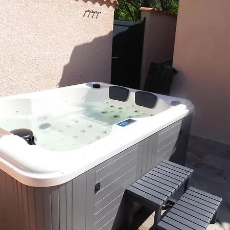 O Chris: Spacious Marseille Retreat With Terraces And