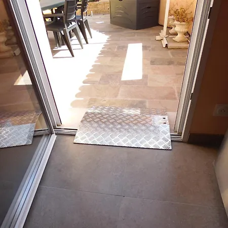 O Chris: Spacious Marseille Retreat With Terraces And Holiday home *
